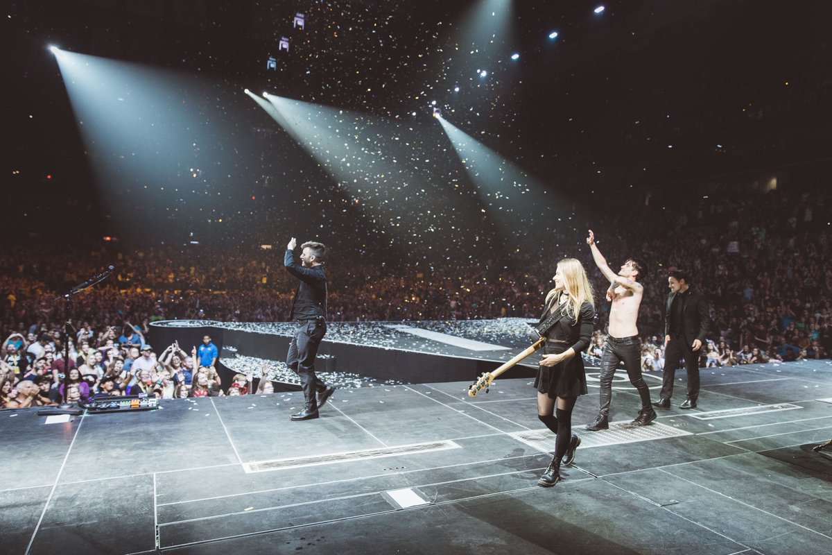 PanicAtTheDisco's tweet image. Glowing in Boston 🌈 ✨