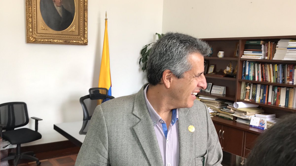 velascoluisf's tweet photo. Mil gracias a la @SecreSenado por el reconocimiento que me hacen por el apoyo que brindé al Centro de Altos Estudios Legislativos #CAEL durante mi Presidencia del Senado. @senadogovco https://t.co/GfkUqx0G4u