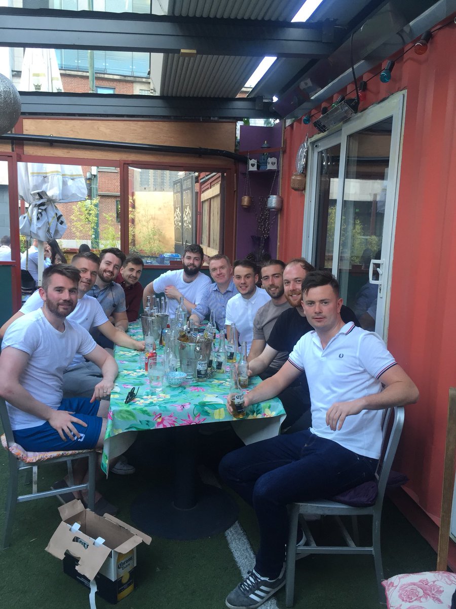 NewsIrelandAds's tweet photo. Post match pizza with the lads from @GroupMIreland #whenstherematch https://t.co/P4stEjG1Wu