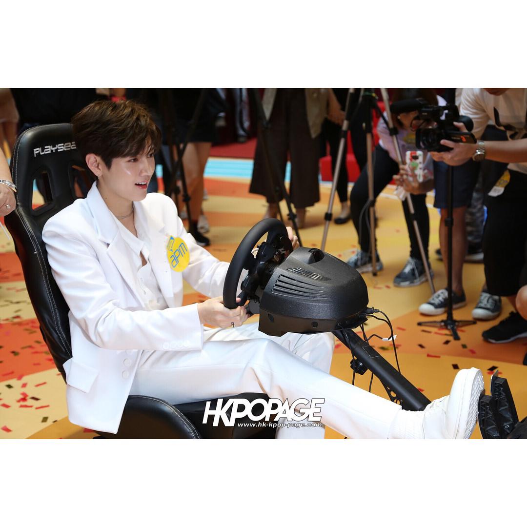 Minginavy's tweet photo. IG | 180723 hk. kpop. page: เมื่อวาน #เร็น สมาชิกวงNU’EST W ได้มาถึงที่ amp กวนตงเพื่อเข้าร่วมงานเปิดตัว เขาได้ดึงดูดแฟนคลับมากมายมาที่นี่ เร็นเล่นเกมส์และบอกว่าครั้งนี้เขามาเพียงคนเดียวเลยรู้สึกตื่นเต้นและเหงาเล็กน้อย หลังจากนั้นนอกจากเร็นจะเล่นเกมส์กับแฟนๆแล้ว ... (ต่อด้านล่าง) https://t.co/YpQaYqabpI