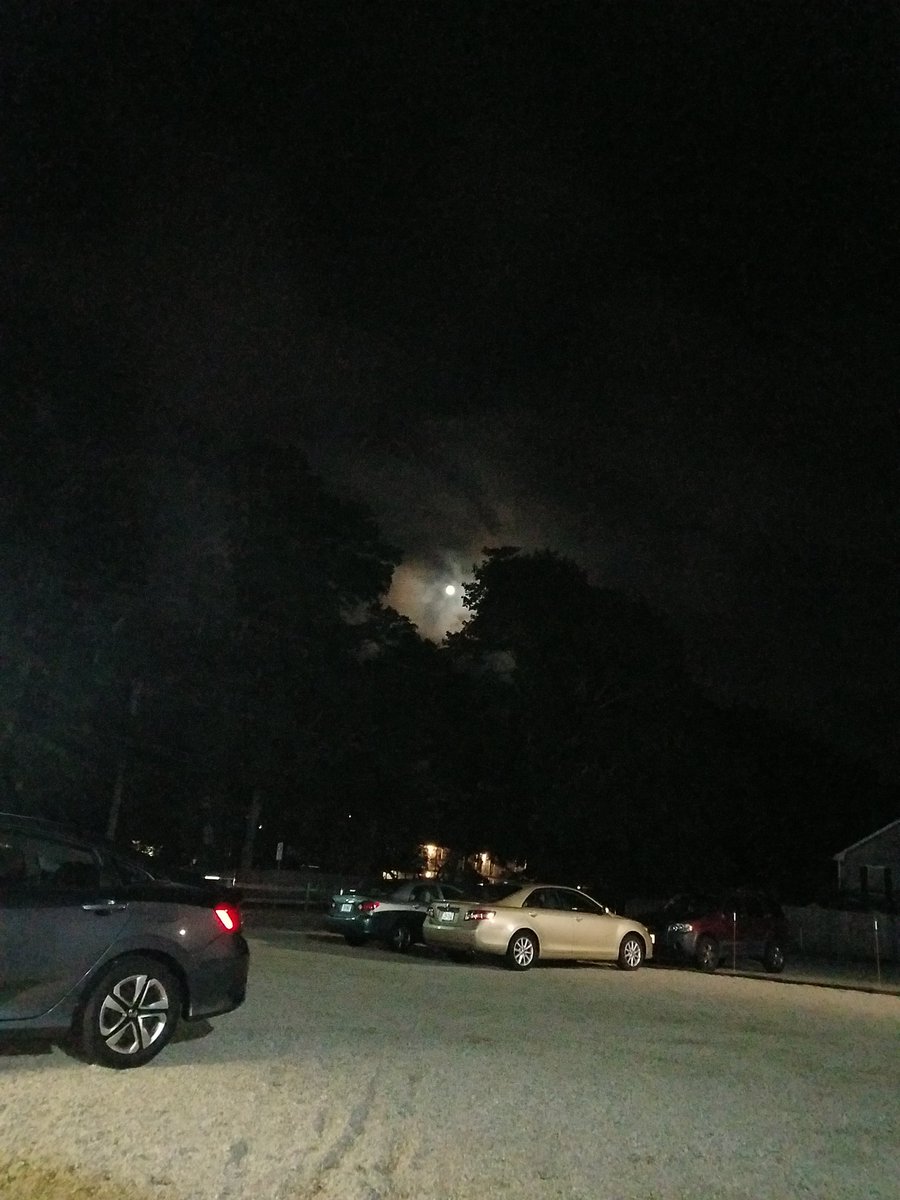 reefdaarab's tweet photo. Let's see who can spot the moon https://t.co/Ep4sVfcEpp