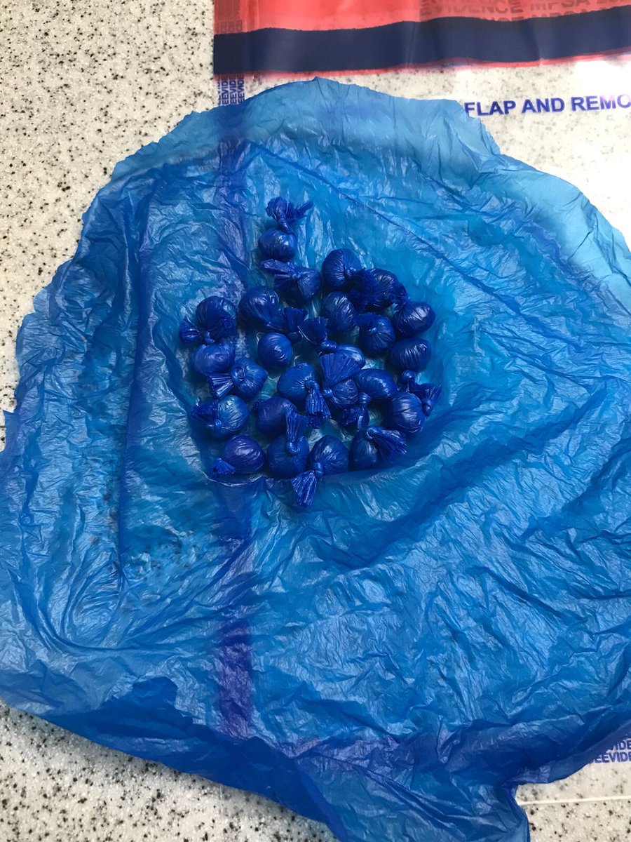 MetTaskforce's tweet photo. #TSG #U225 chased and caught a drug dealer. He couldn’t get over a 7ft fence. He was detained after a struggle,Searched & Nicked with this Hammer 🔨 (Offensive Wespon) & these Class ‘A’ drugs. Oh he’s W/Mx3 for similar offences. https://t.co/P0J9xmfJl8