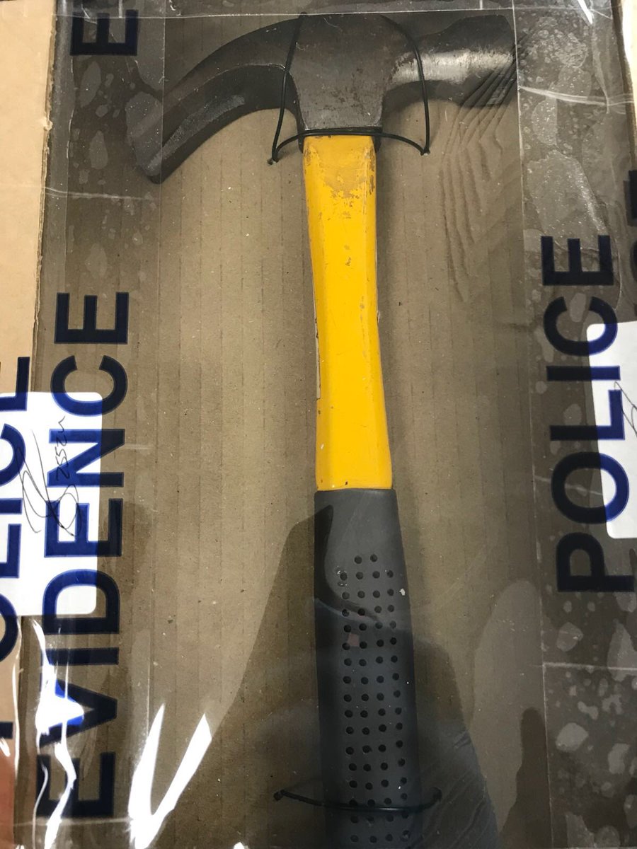 MetTaskforce's tweet photo. #TSG #U225 chased and caught a drug dealer. He couldn’t get over a 7ft fence. He was detained after a struggle,Searched & Nicked with this Hammer 🔨 (Offensive Wespon) & these Class ‘A’ drugs. Oh he’s W/Mx3 for similar offences. https://t.co/P0J9xmfJl8