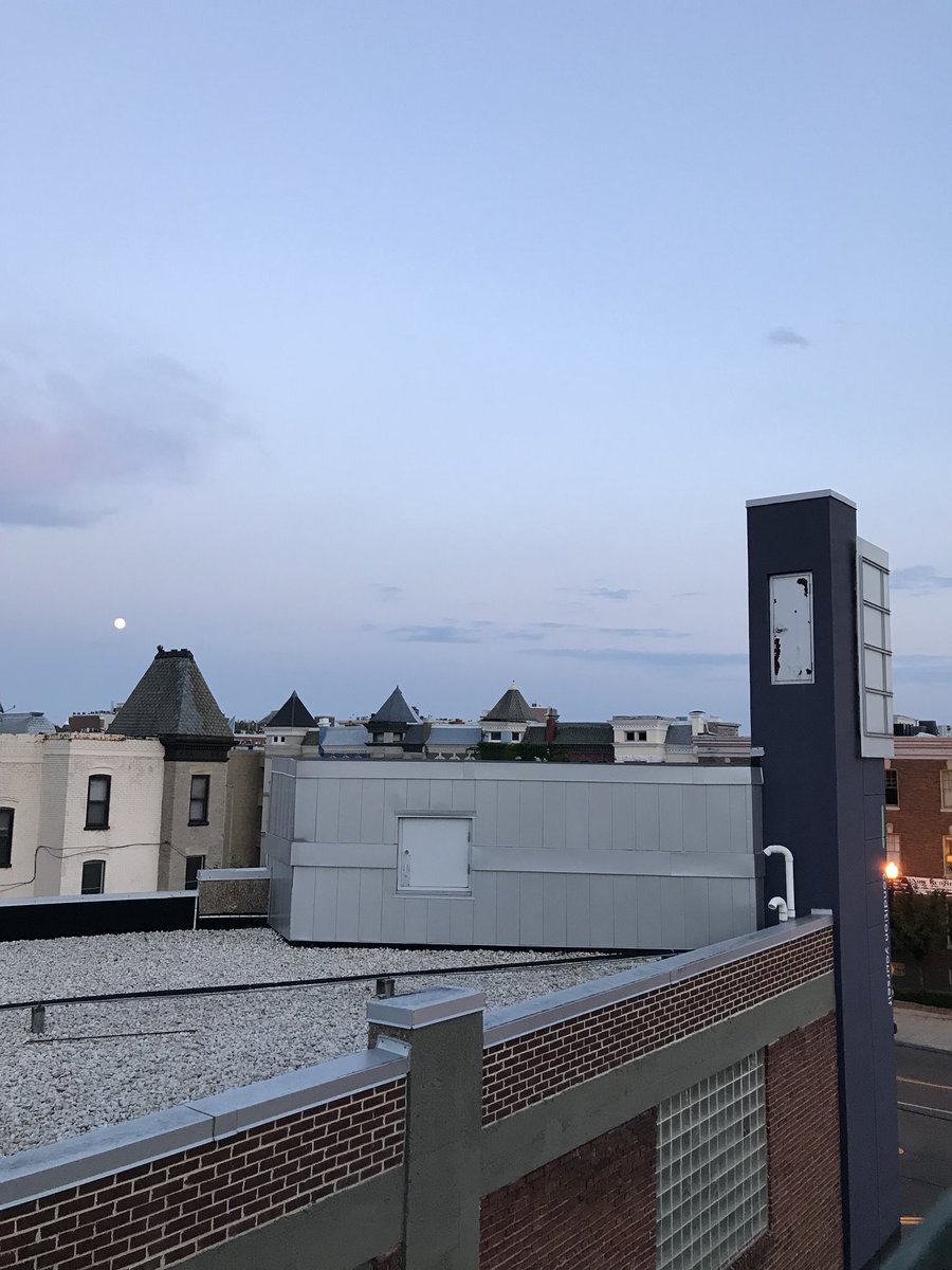 Mahzad___'s tweet image. Two things in this photo, the fabulous moon and the door to infinity 🌝 🚪 
#dcarchitecture #washingtonian #popville #doorsoftheworld #buildingfail 
اگر در بند در مانند در مانند
