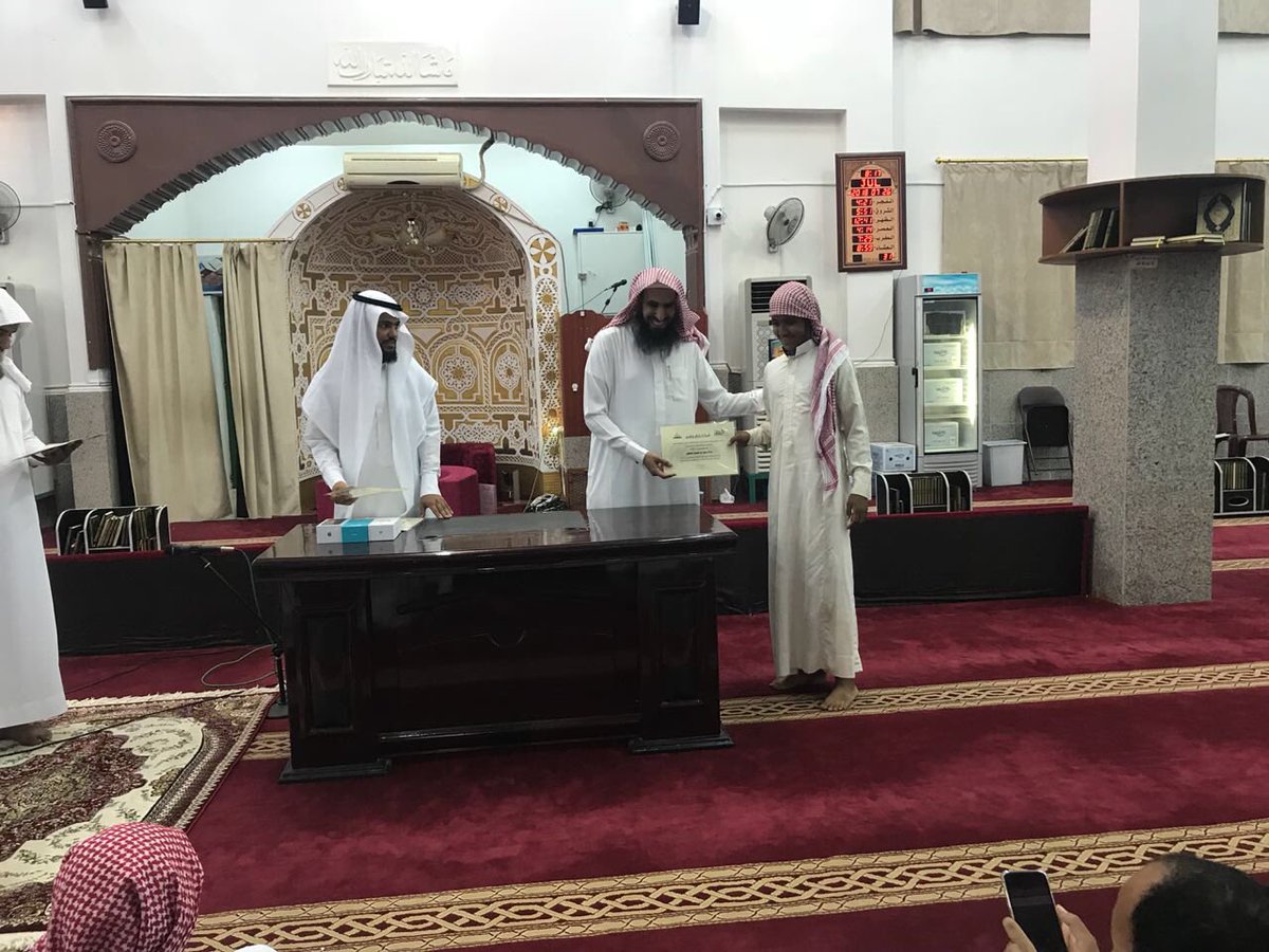 2- تغطية الحفل الختامي لدورة ( ارتقاء ٣) بحضور مدير الشؤون التعليمية الشيخ / نايف الطويهر .