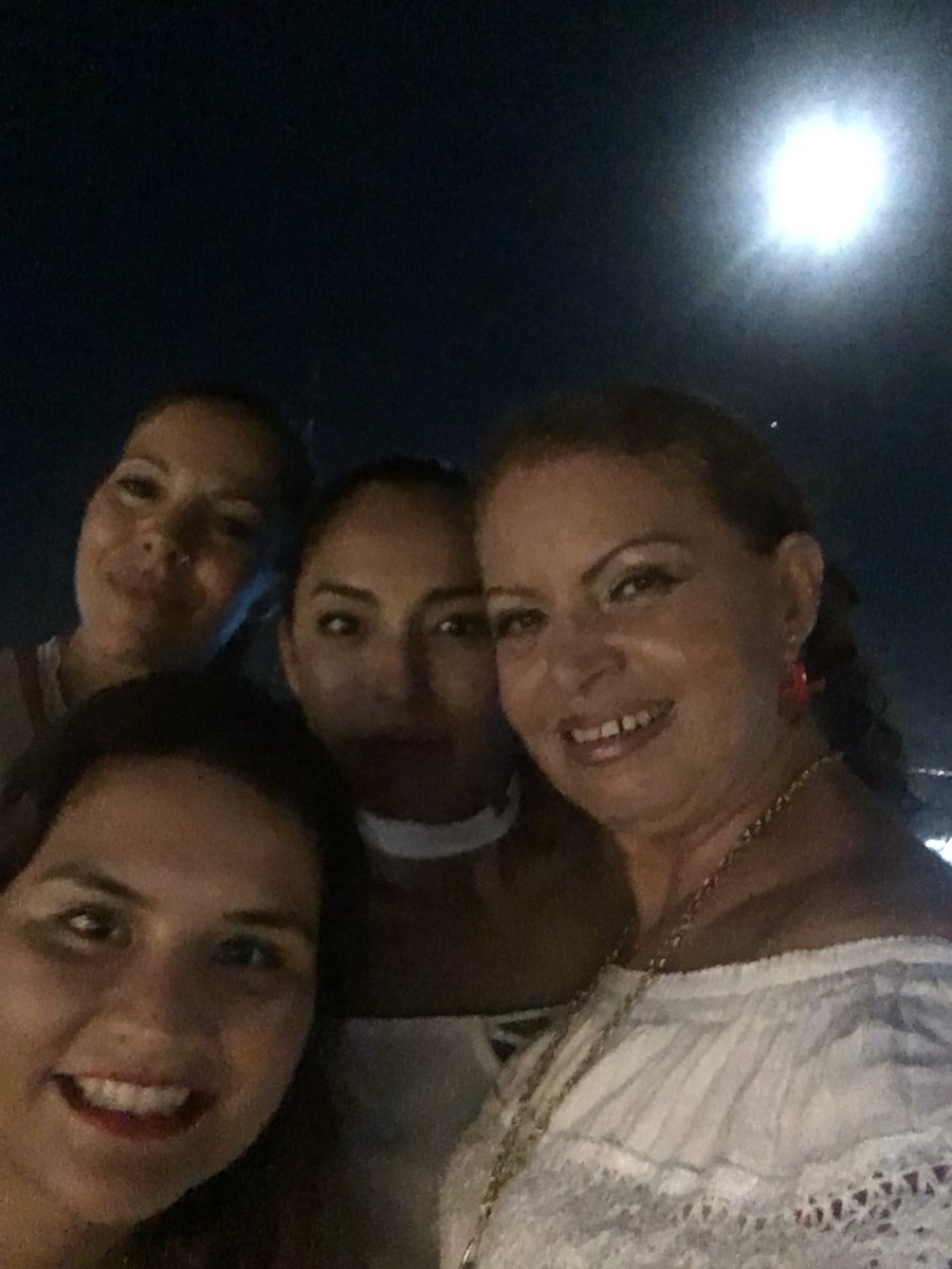 VERO_MIER's tweet photo. Con luna hermosa  #MexPats #RendezVousNight https://t.co/90zEgevYrj