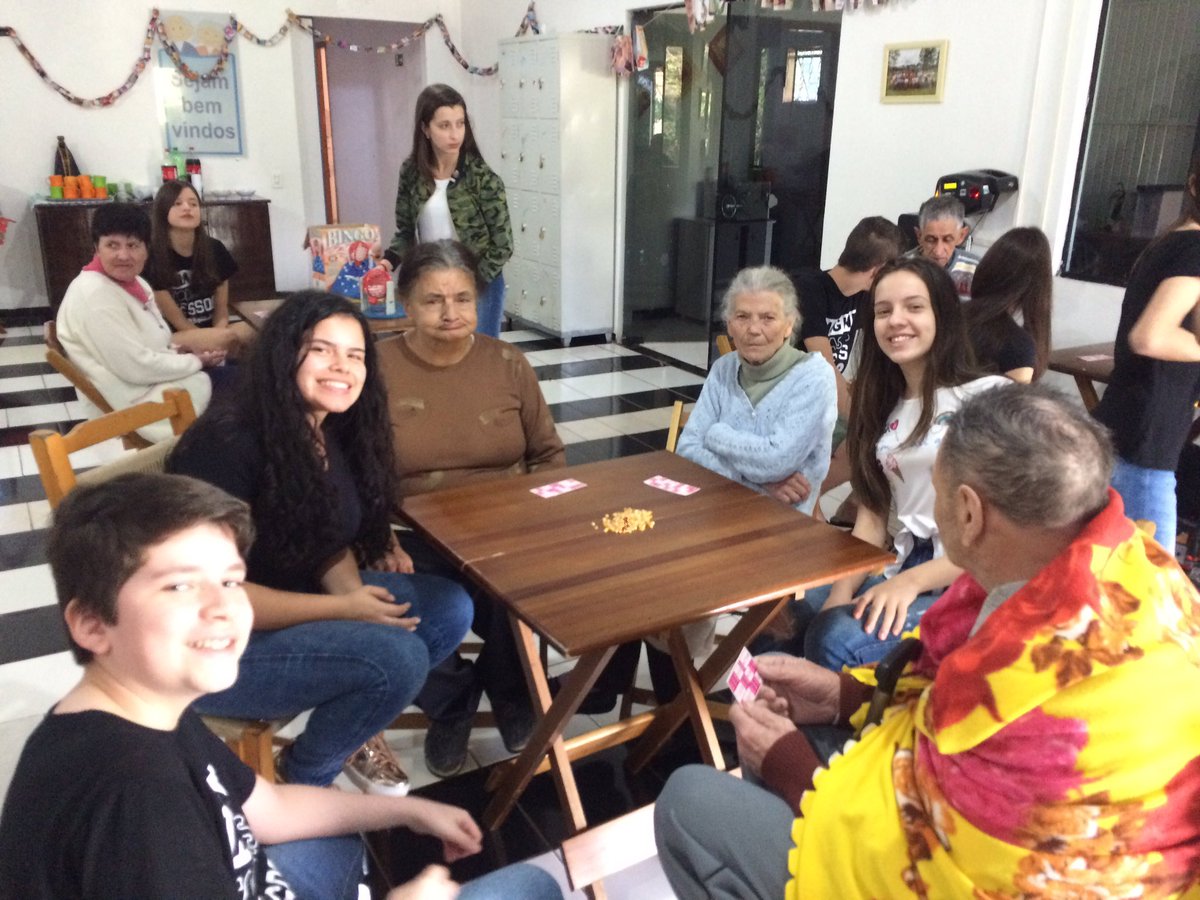 InteractSAS's tweet photo. Em comemoração ao Dia  dos avós, o Interact Clube fez uma visita ao Lar de Lázaro. Nesta visita foram realizadas atividades como conversa para melhor interação, música ao vivo, jogo de  bingo para maior descontração dos mesmos. 
A tarde foi muito proveitosa e de muita alegria. https://t.co/ut8TUa0lmU