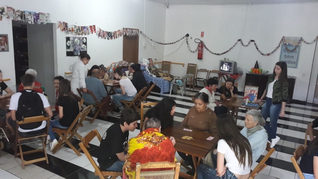InteractSAS's tweet photo. Em comemoração ao Dia  dos avós, o Interact Clube fez uma visita ao Lar de Lázaro. Nesta visita foram realizadas atividades como conversa para melhor interação, música ao vivo, jogo de  bingo para maior descontração dos mesmos. 
A tarde foi muito proveitosa e de muita alegria. https://t.co/ut8TUa0lmU