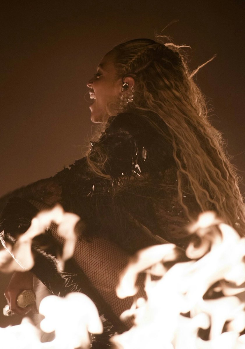 Daenerys in King's Landing next season. A concept.