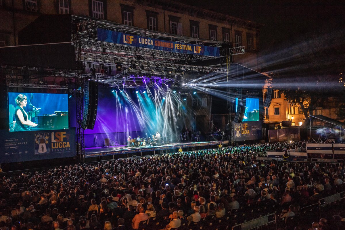 LuccaSummerFest's tweet photo. Lo spettacolo di Piazza Napoleone gremita per @NorahJones
#LSF18 (photo Prandoni) https://t.co/FiiOTM1Llh