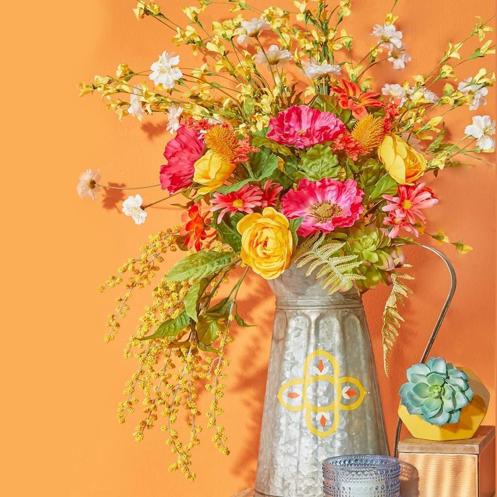 Freshen up your daily style with this lovely, loose bouquet of bright flowers and greenery!  💐🌸💮🏵☘🌿

Get your supplies here: (Aff) bit.ly/2JTxz1G
#picsandpalettes #floraldesign #DIY #crafting #michaelstore