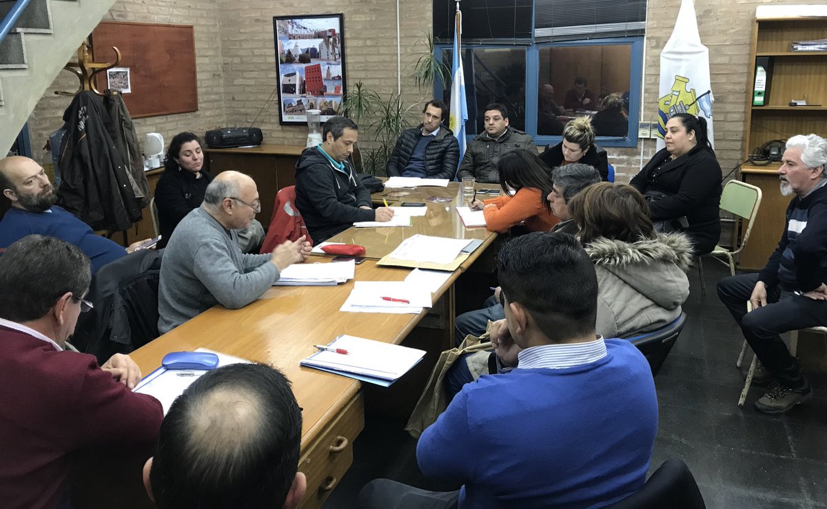 cpccolonmunicba's tweet photo. Hoy se realiza la Reunión de junta de participación con la presencia del Director de Alumbrado Público @schiarolim https://t.co/7fqf7GDhs9