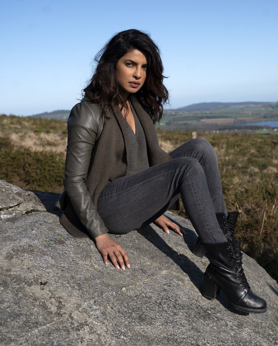 borderlyhq's tweet photo. #Quantico series finale episode stills + BTS @priyankachopra 

27 HQ: https://t.co/kAnrSkZCVN https://t.co/UI7zSn9CXf