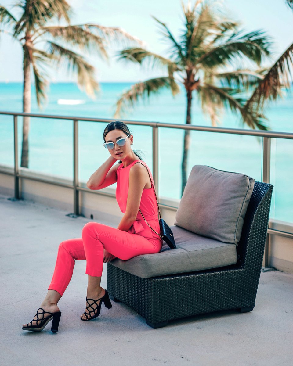 BananaRepublic's tweet photo. "It’s the perfect pop of color for summer."—@thealohababe makes a case for hot pink. #itsbanana https://t.co/jIBTdMRjbP https://t.co/0uvZlJNEKq