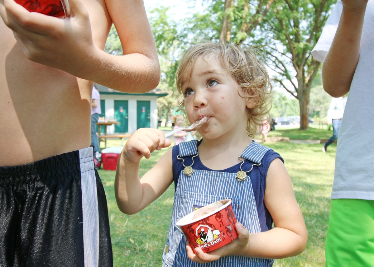 Random acts of kindness are great – especially when they include ice cream. #ScoopItForward #UndeniablyDairy #DairyWest