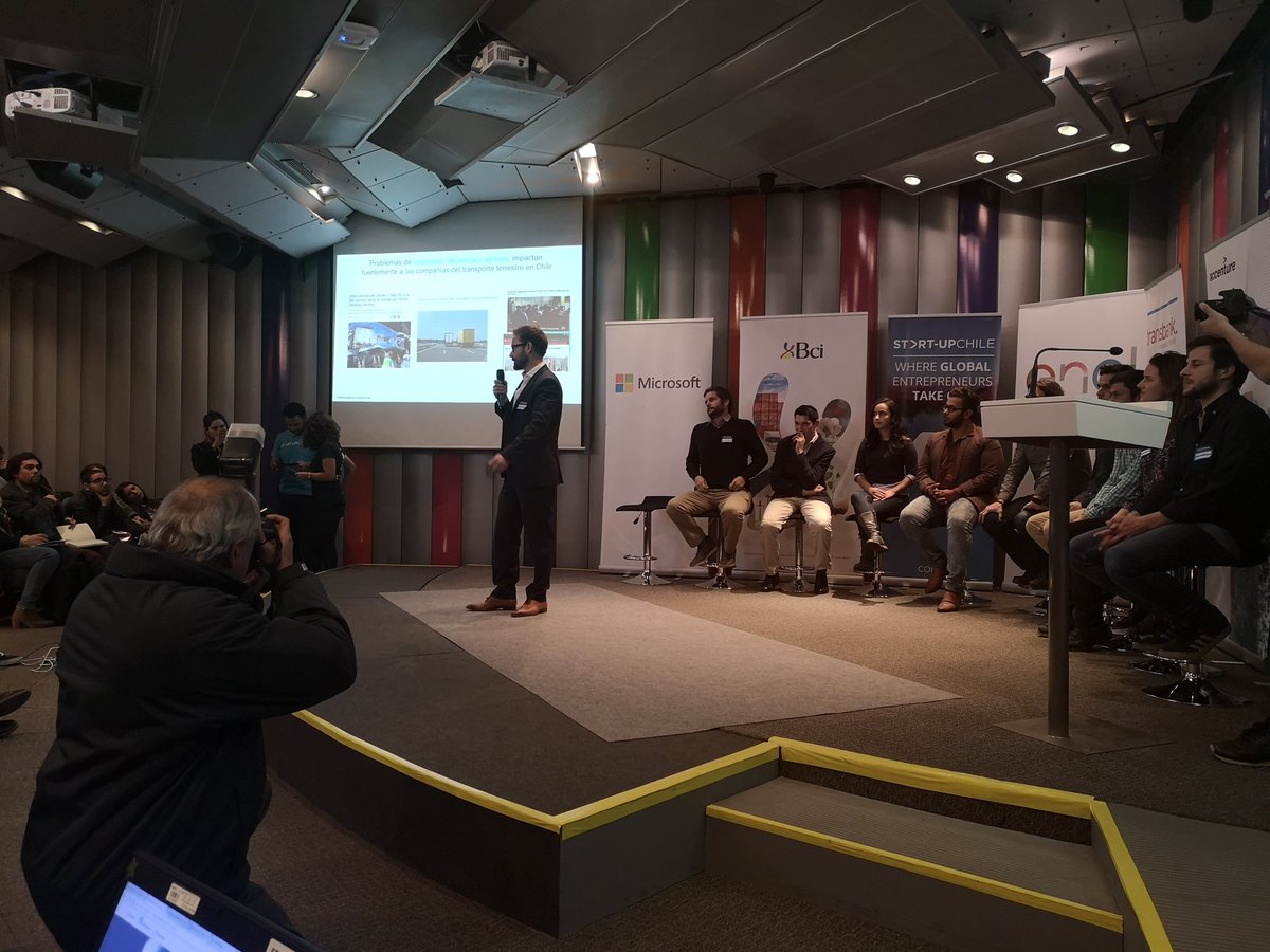 YessyArlyn's tweet image. Llenamos la casa de @Enel_Chile con el #TechEvening de Energía de @startupchile 👌✨