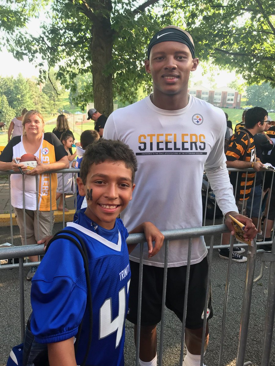 @josh_dobbs1 a class act all the way. Signed autographs for over 15 minutes. That's what a true pro is.
#steelernation
#hillerpride