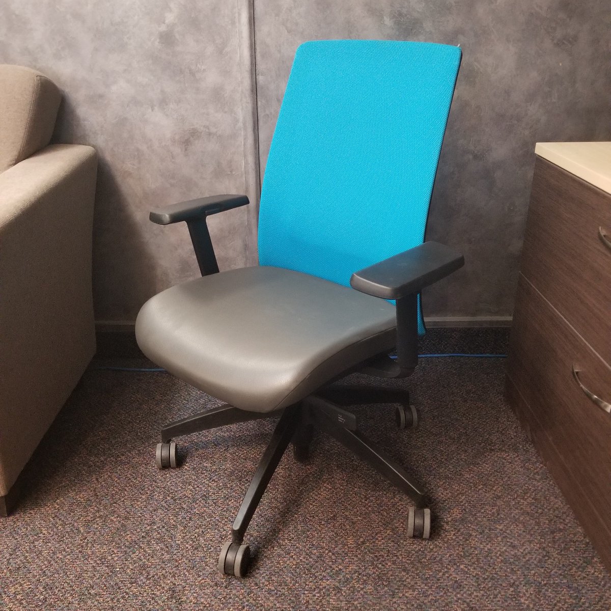 creativeoffwpg's tweet photo. No more boring black office chairs! The Blitz chair has 14 mesh back colours for you to choose from, including lime green, red, orange, and blue! #officechair #colorful #creativeof https://t.co/iKSgB9sbEG