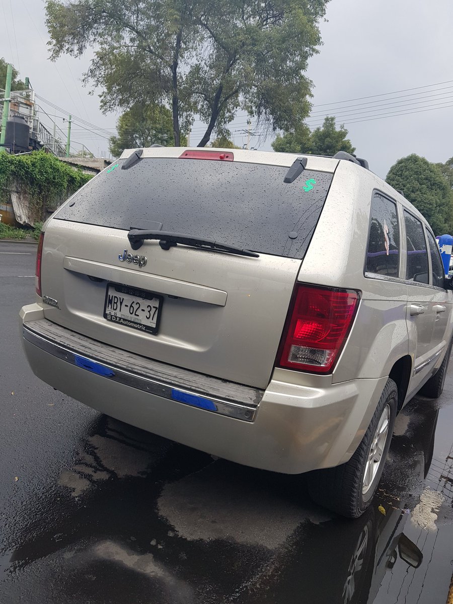 CPedregales's tweet photo. @GobCDMX @SSP_CDMX @Ssp_transitodf Todos los días frente al Centro de Policía que está en el paradero del Estadio Azteca se encuentra ésta camioneta que no es de uso oficial, entorpeciendo y obstruyendo la parada de vehículos de serv púb y violando el reglamento de tránsito. https://t.co/IFPFvNRGHd