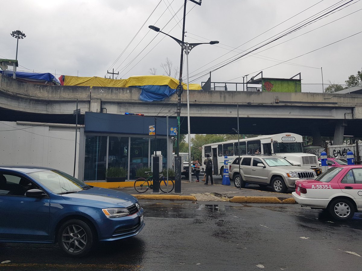 CPedregales's tweet photo. @GobCDMX @SSP_CDMX @Ssp_transitodf Todos los días frente al Centro de Policía que está en el paradero del Estadio Azteca se encuentra ésta camioneta que no es de uso oficial, entorpeciendo y obstruyendo la parada de vehículos de serv púb y violando el reglamento de tránsito. https://t.co/IFPFvNRGHd