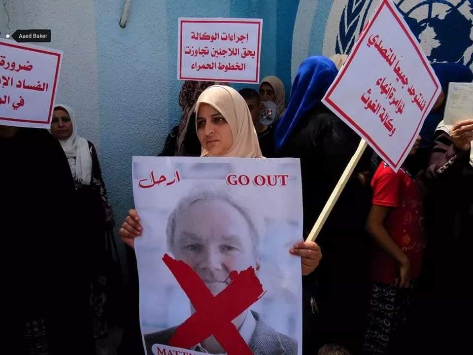 #UNRWA employees protest in #Gaza against the agency's decision to lay off 1000 of its employees, a decision that took place in the aftermath of the #US' downsizing of aid subsidies to the agency.