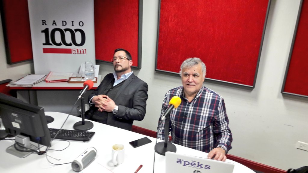 1000_am's tweet photo. 🎙📻🔊En el aire #JarroCafé junto a @albertopio1 y @fitoca7 por la #1000am hasta las 20:00. https://t.co/gK8WVhz5qP