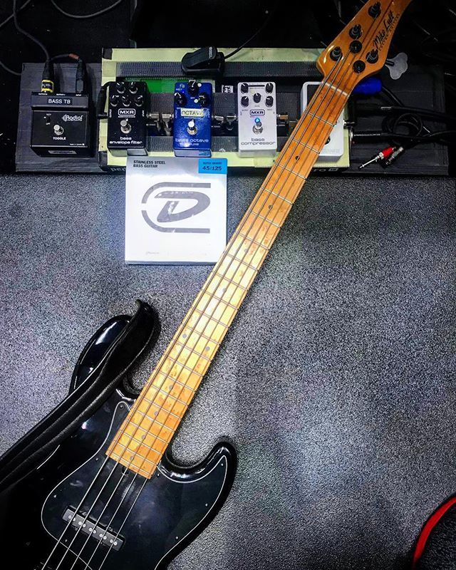 jimdunlopusa's tweet photo. Dunlop artist Eric Smith on tour now with Janet Jackson. •
•
@pikfunk @janetjackson #EricSmith #JanetJackson #DunlopStrings #SuperBrightBassStrings #MXR #BassCompressor #BassOctaveDeluxe #BassEnvelopeFilter #JimDunlop #PerformanceIsEverything https://t.co/XwiNY1c9LW https://t.co/UlGkZK88Hm
