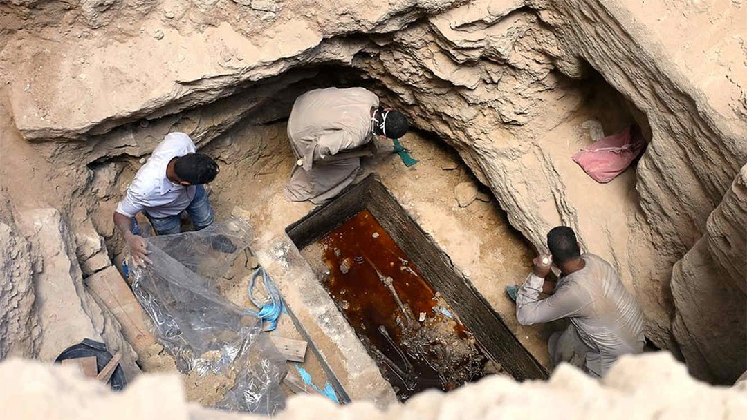 SomosEspagueti's tweet photo. Por qué 30,000 personas quieren beber las aguas negras del misterioso y milenario sarcófago encontrado en Egipto? https://t.co/8dbosdjJ37 https://t.co/UYbh9YApcR