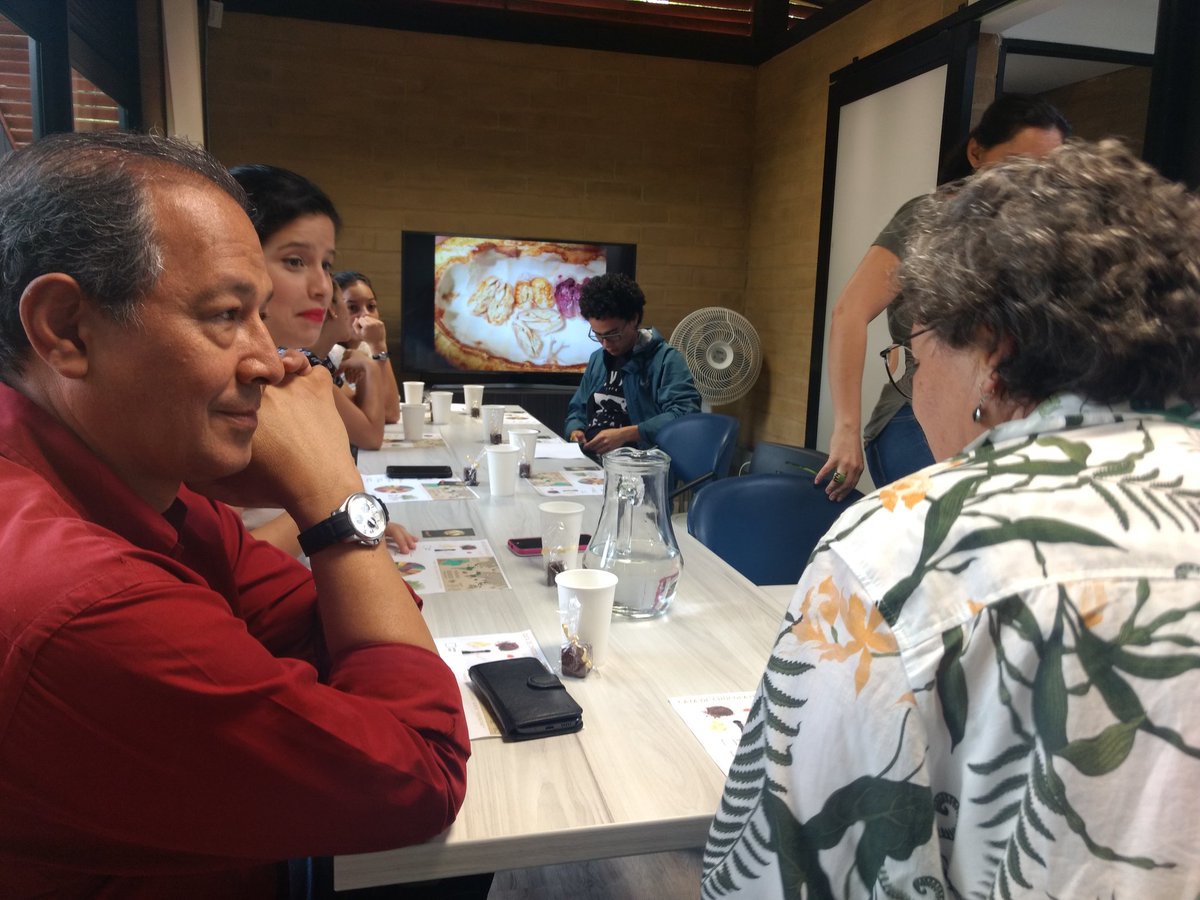 egresadosUNmed's tweet photo. Cerca de 20 egresados están disfrutando de los chocolates de #Moré, un emprendimiento de una #EgresadaUN. @UNmedellin https://t.co/9mMMulkLJX