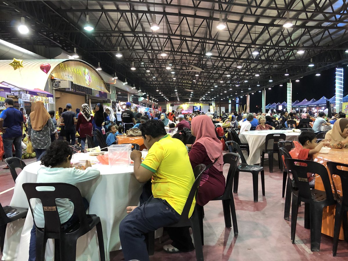 mustahapa's tweet photo. #301 Menu Makanan Popular di #EmpayarMakanan .
Bawa anak dan keluarga ke @PerakRtc untuk menikmatinya!! #KubaGuling pun ada !!
#FamaFest
#FruitFlowerFoodFiesta2018 https://t.co/upUhOLEjlj