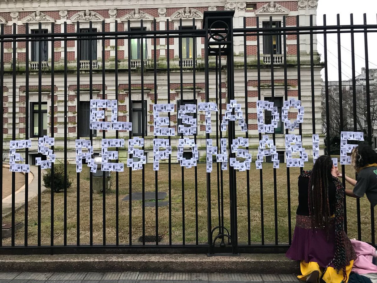 inefablearte's tweet photo. NO ESTÁN PERDIDAS, SON DESAPARECIDAS PARA SER PROSTITUIDAS. 
A un año de la desaparición de Johana intervenimos las rejas de casa de gobierno, donde concluyó la marcha de hoy.
BASTA DE TRATA. #DevuelvanAJohana https://t.co/dhoqags6zA