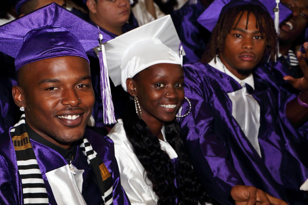 📈🎓🙌 SBCUSD Leads the Pack in Grads!
The recently released 2016–2017 graduation rate shows SBCUSD ahead of the county and state by more than 2 percentage points!
SBCUSD grad rate: 89%
San Bernardino County grad rate: 86.9%
Statewide grad rate: 86.6%