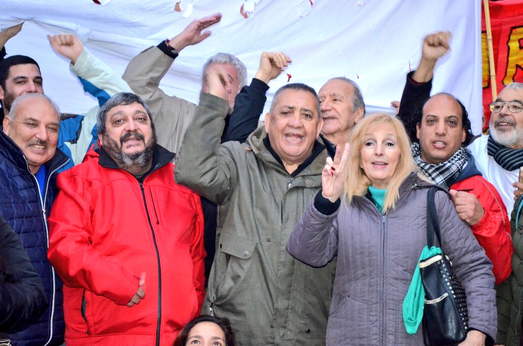 EPopular3T's tweet photo. Multitudinaria movilización frente al Ministerio de Defensa junto a los organismos de derechos humanos.
Repudiamos el decreto firmado por @mauriciomacri que habilita la intervención de las FFAA en la seguridad interior en Argentina. 
#FuerzasArmadasRepresivasNuncaMás https://t.co/Ge2w8dVM83