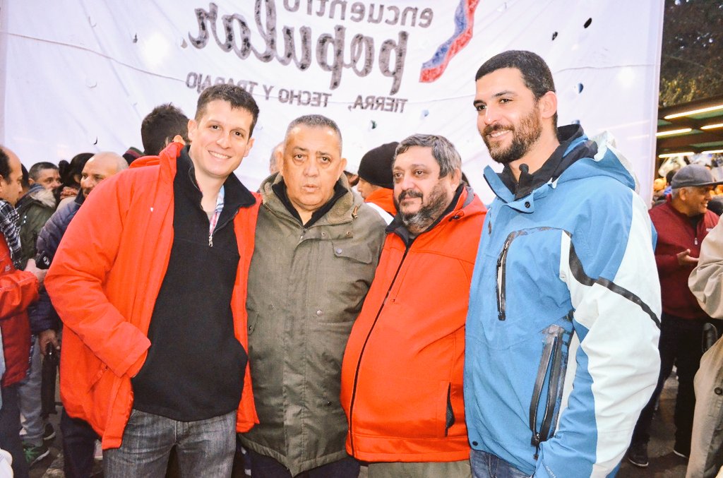 EPopular3T's tweet photo. Multitudinaria movilización frente al Ministerio de Defensa junto a los organismos de derechos humanos.
Repudiamos el decreto firmado por @mauriciomacri que habilita la intervención de las FFAA en la seguridad interior en Argentina. 
#FuerzasArmadasRepresivasNuncaMás https://t.co/Ge2w8dVM83