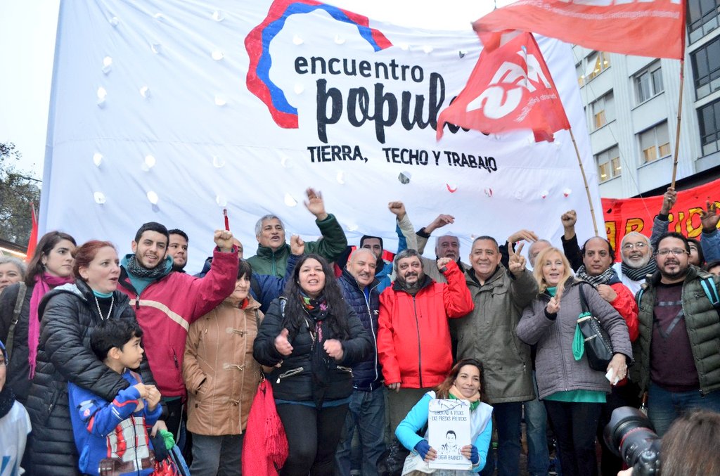 EPopular3T's tweet photo. Multitudinaria movilización frente al Ministerio de Defensa junto a los organismos de derechos humanos.
Repudiamos el decreto firmado por @mauriciomacri que habilita la intervención de las FFAA en la seguridad interior en Argentina. 
#FuerzasArmadasRepresivasNuncaMás https://t.co/Ge2w8dVM83