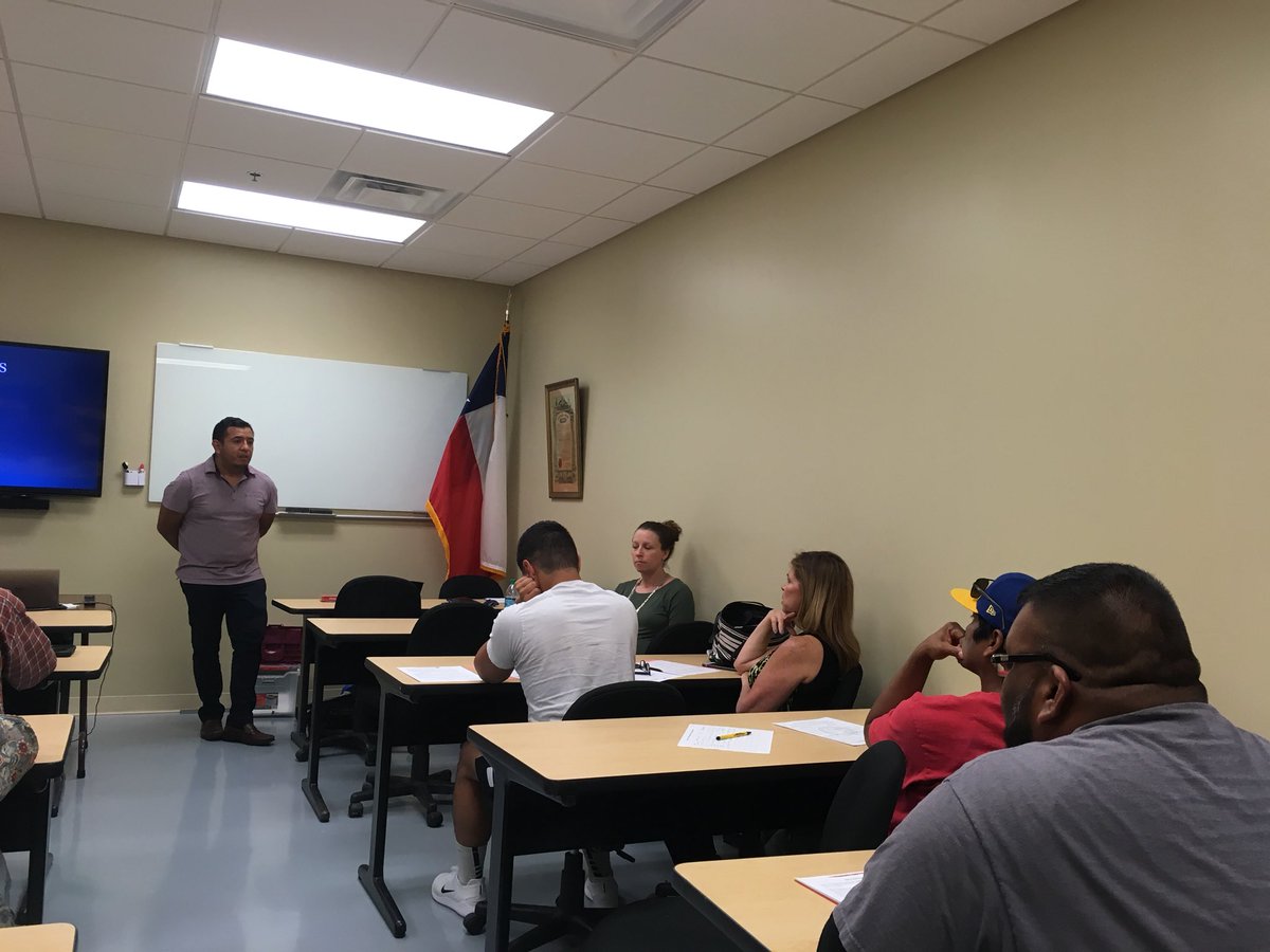 MontserratforTX's tweet image. .@carpenters1256 Carpenters &amp;amp; families attending @TexasAFLCIO Citizenship forum &amp;amp;  getting their questions answered by Immigration lawyer Kalani Hawks from @EJCjustice #TXCitizenship #TxLabor2018