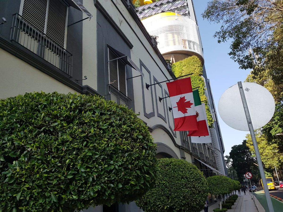 AHPLAJLF's tweet image. @AHPLAJLF Spanish-English iinterpreters at the Four Seasons Hotel in Mexico City assisting US attorneys during an international litigation. Counselors &amp;amp; witnesses communicated successfully through the voice of our interpreters. #EnglishforExecutives #interpreters #translators