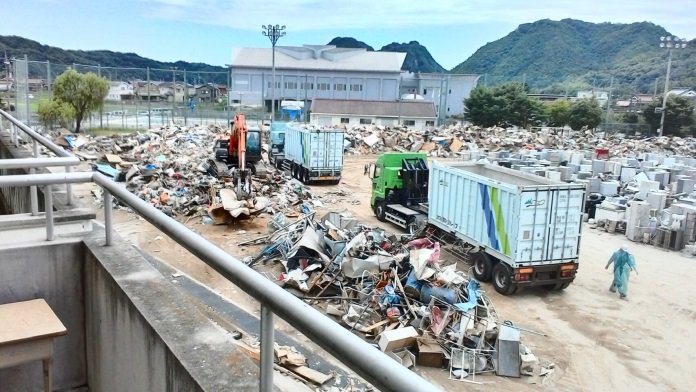 hiroshima_pref's tweet photo. 【 #三原市 で災害ごみの搬出を進めています】
 #環境省 の支援で,船による大量搬出が決定していた,満杯状態の3箇所について(三原市内全6箇所のうち),7/21から搬出開始,1箇所目が26日に終了,残り2箇所についても今後10日程度で終了予定です
環境省と連携し引き続き市町の取組を #支援
 #がんばろう広島 https://t.co/JBa8zG3ncD