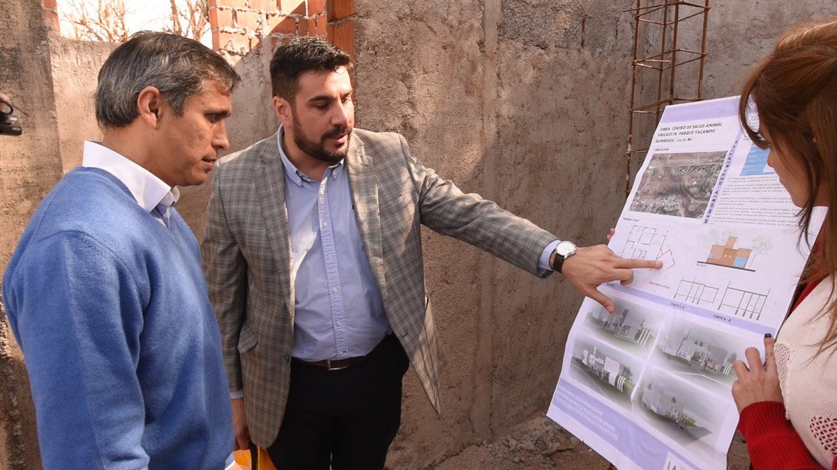 riojanoticia's tweet photo. AVANZA LA CONSTRUCCIÓN DE LA PRIMERA CLÍNICA ANIMAL

En la mañana de este jueves, el intendente @ParedesUrquiza  recorrió y visibilizó el avance de obra del Centro de Salud Animal que estará ubicado en las instalaciones del Eco Parque Yacampis. https://t.co/Q3mAM6qi1D