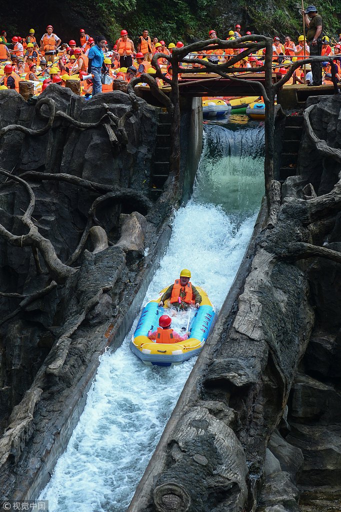 Look at these colorful “dumplings”! Tourists enjoy rafting in South China’s Hunan province. (Photo: VCG)