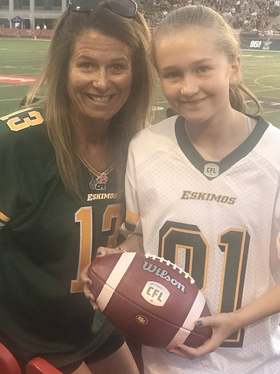 DukeAlways's tweet image. Gah!  @YFBurnna_cmh with an awesome catch...and, a what a great guy!  A super sweet souvenir for my girl - a HUGE Duke Williams fan! #GoEsksGo 💚💛🏉💛💚