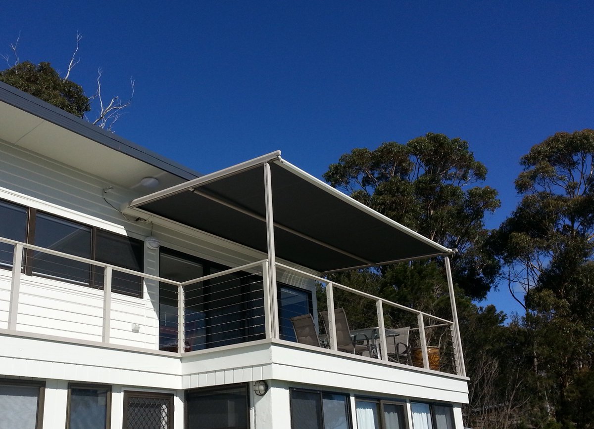 Helioscreen's tweet image. This retractable sunroof is perfect for keeping the winter sun off your outdoor space when shade is needed. Available with remote or switch motors, this is one of the many convenient and intelligent sun control solution available from Helioscreen. Link in bio.