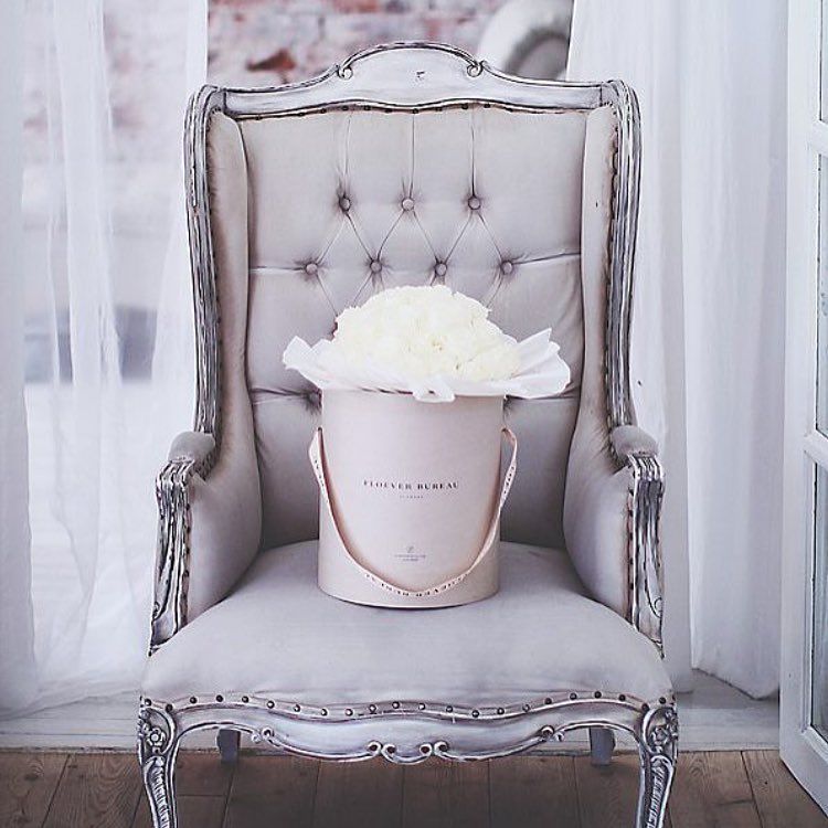 The #office chair of dreams &amp; some rather pretty flowers 😍🌸 buff.ly/2LeRtJS