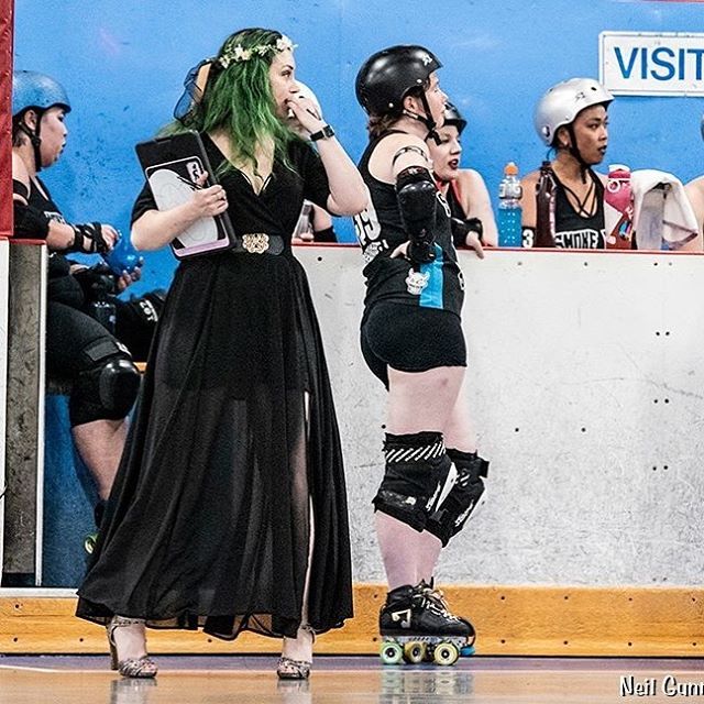 seafoamgreenway's tweet image. You don’t get many derby photos as a coach, but when you do, @neilgunner always delivers #toderby #rollerderby #boutfit ift.tt/2LDtLXd