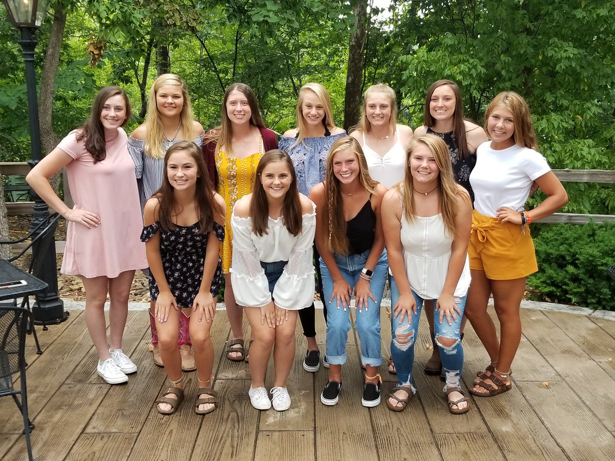 Chris_Ray2013's tweet photo. Team dinner night.  Celebrating Logan's 16th birthday and a 4-0 start at Nationals. @Millard_Fury @MillardUnited @NEFuryFastpitch @millardfury #Fury #Sweetsixteen #Nationals #Family https://t.co/95NMX00paz