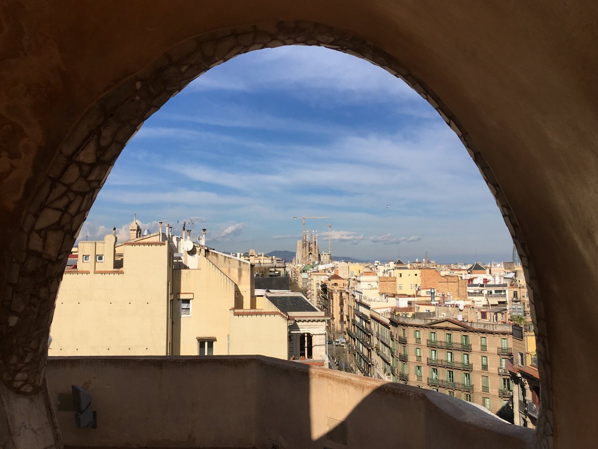 ট ইট র Jalpak ツイートコンダクター ガウディ が建築したカサ ミラの屋上からは 建設中の サグラダファミリア が見えるポイントがあります フォトジェニック なので探してみてくださいね コンダクターと行く スペイン T Co Nzc75wzx9g