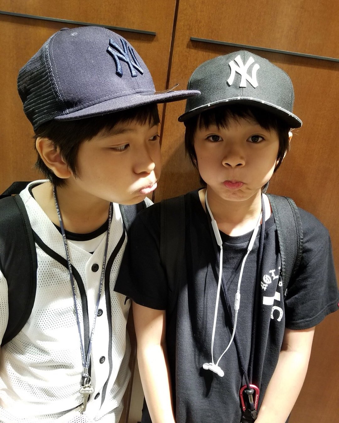 だぶる 利空くんの変顔かわいすぎ ๑ ๑ リョーカくんもカメラ目線欲しかったです 凌嘉くんキャップのシールが半分剥がれちゃってるのかわいいですね 南出凌嘉 キャップのツバはまっすぐ派 ファッションリーダー 凌嘉くん 大西