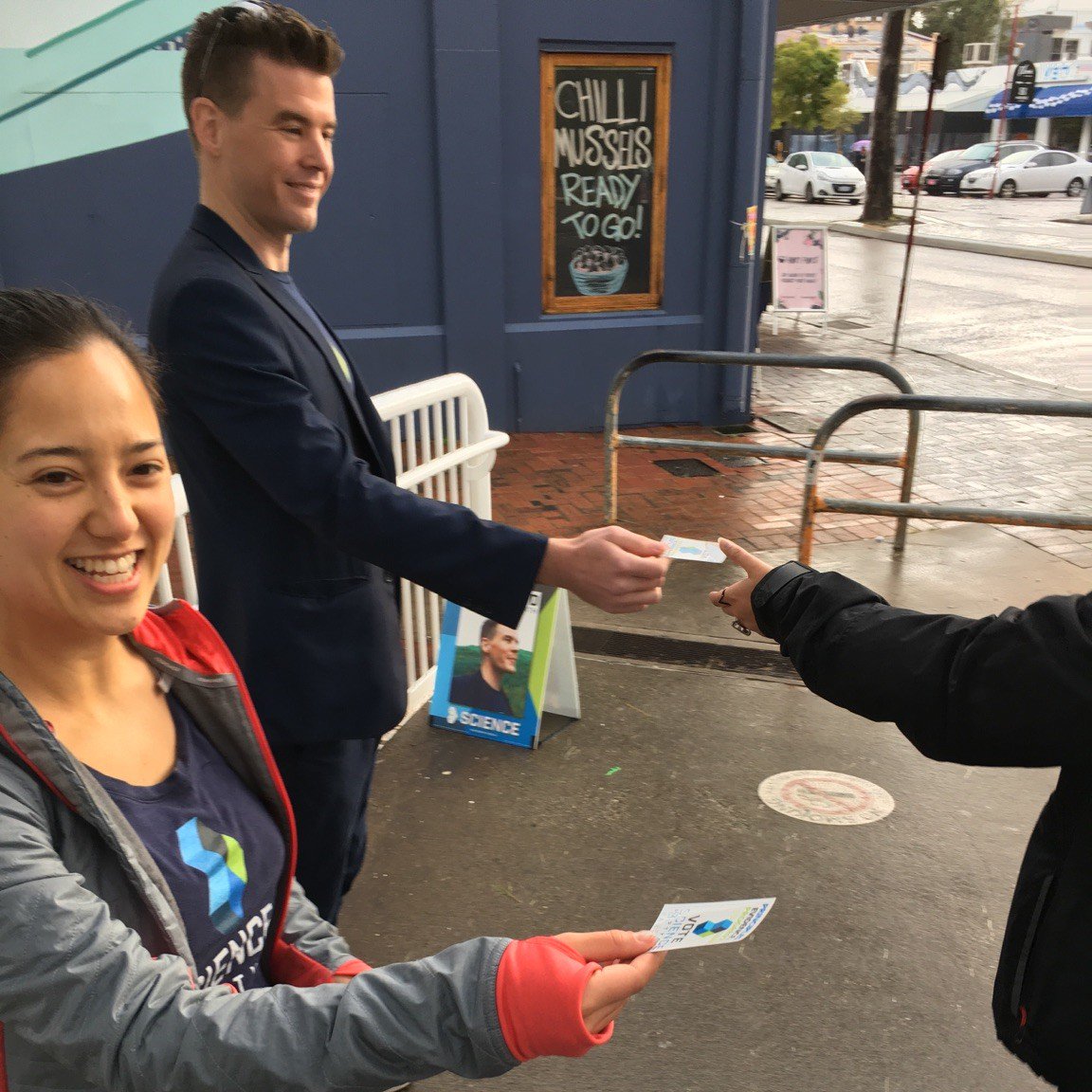 SciencePartyWA's tweet image. Getting the word out to the voters of #Perth on a grey morning! #PerthVotes #voteScience