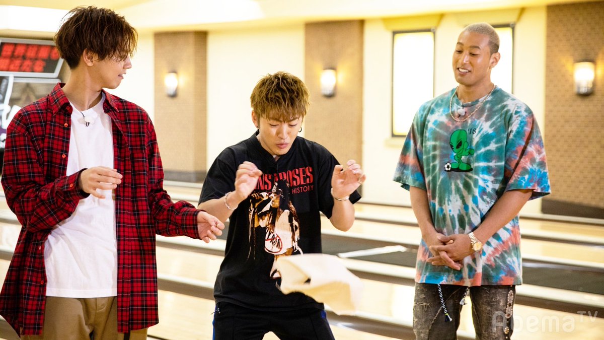 ABEMA's tweet photo. 🎳#GENE高ボウリング対決🎳
Mission  <7人同時ストライクを決めろ‼️>

失敗したら"超すっぱいジュース"を飲んでもらうぞ🥤😵
さらに！一番貢献できなかったメンバーには
【#GENE高 史上最恐】戦慄の罰ゲームが⚡️

罰ゲームの◯◯を見たメンバー(特に玲於)の反応に注目👉https://t.co/kwmrcALqYJ https://t.co/RoYmZPQzv8