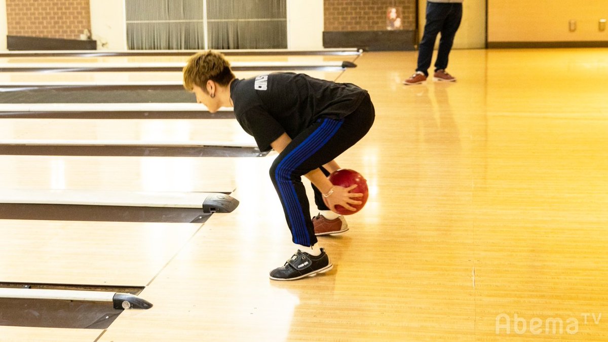 ABEMA's tweet photo. 🎳#GENE高ボウリング対決🎳
Mission  <7人同時ストライクを決めろ‼️>

失敗したら"超すっぱいジュース"を飲んでもらうぞ🥤😵
さらに！一番貢献できなかったメンバーには
【#GENE高 史上最恐】戦慄の罰ゲームが⚡️

罰ゲームの◯◯を見たメンバー(特に玲於)の反応に注目👉https://t.co/kwmrcALqYJ https://t.co/RoYmZPQzv8